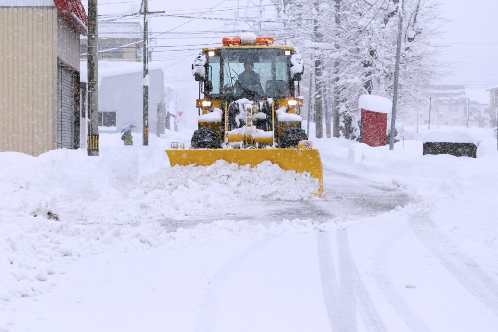 雪道を除雪する車両