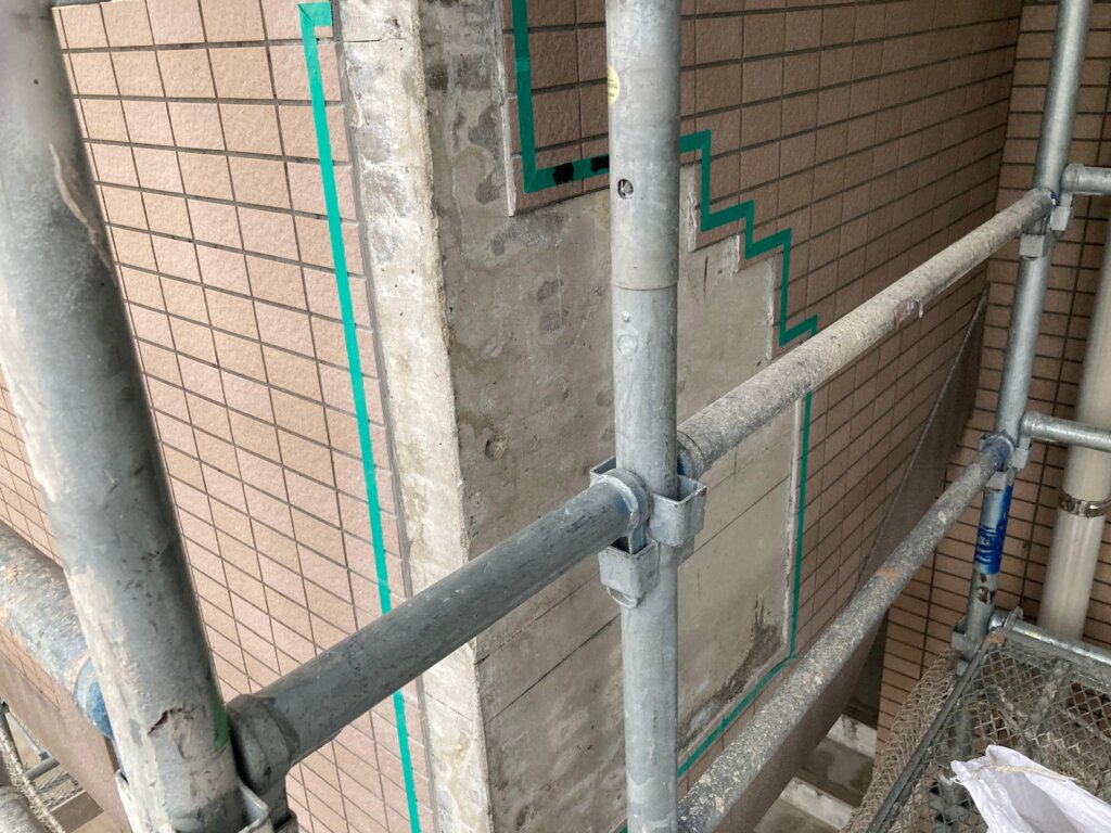 足場を設けた外壁の工事現場